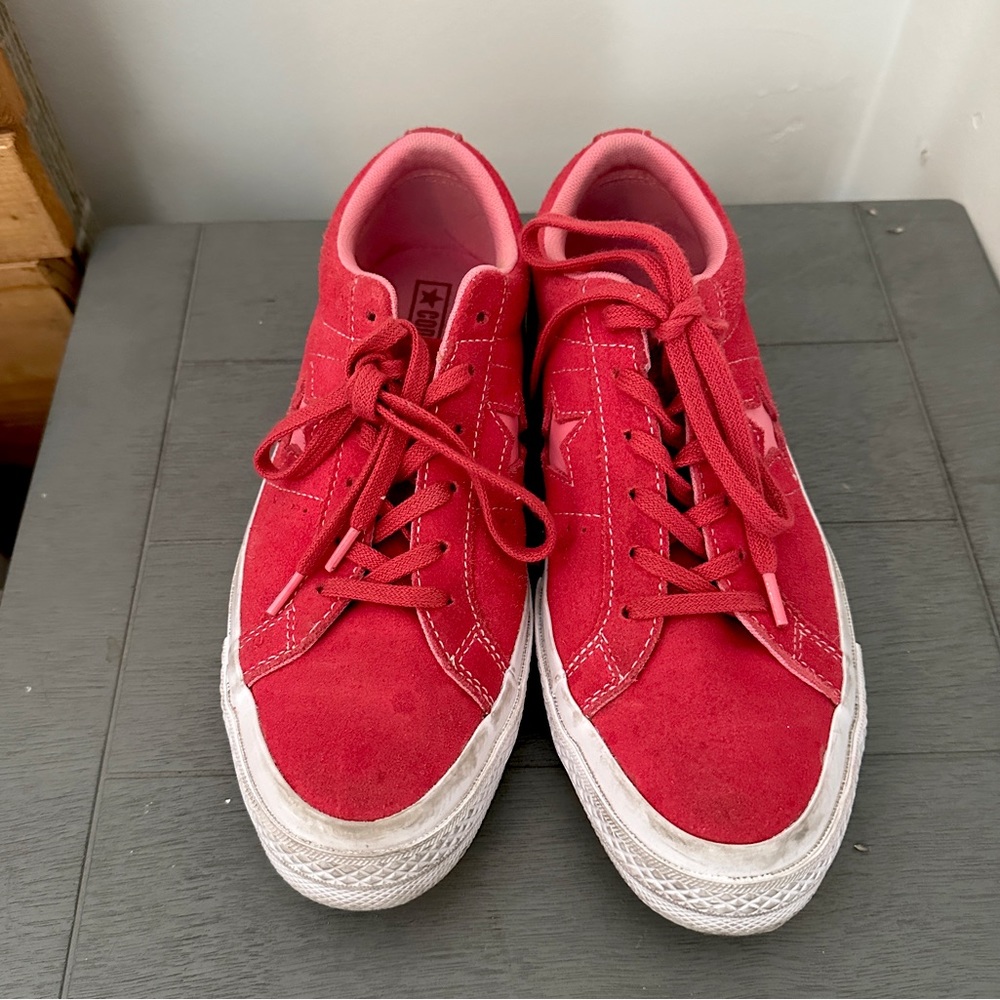 Size 8 women’s converse sneakers